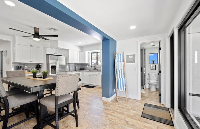 Stunning 3 Bd Pool House w Enchanting Water Views - Foto 29