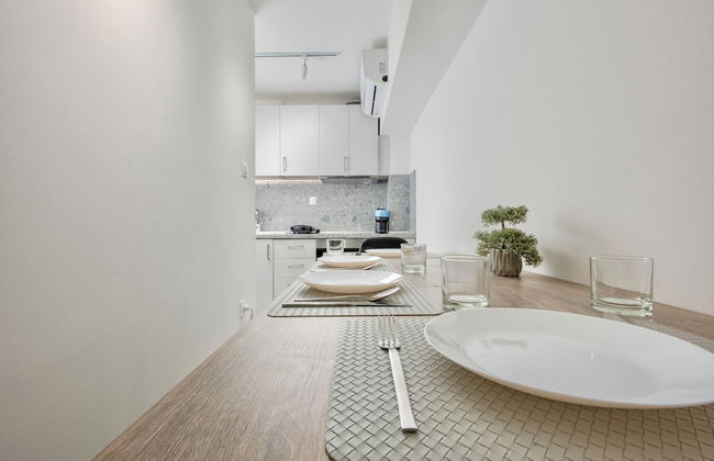 Premium Jacuzzi Suite at the City Center - Photo 7