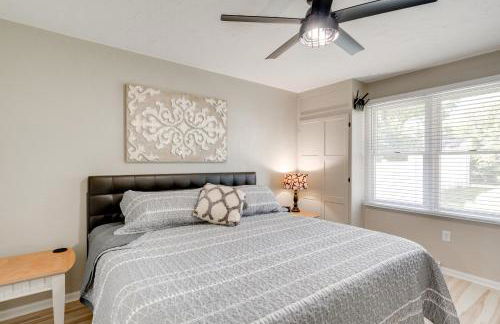 1 Mi to Beach Dog-Friendly Condo in Lake Mills! - Foto 10