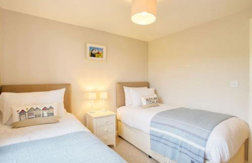 Beautiful Seaside Holiday Home - Photo 6