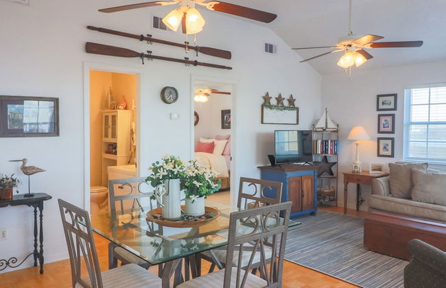 2nd Row Beach Home Ocean Views Old School Vibes - 1 min Walk to Sunny Beach - Foto 10