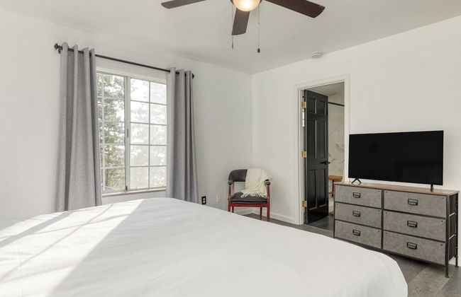 Views, Hot Tub, Firepit, Game Room, Playground Enchanted Forest by Avantstay - Foto 33