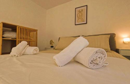 Stylish Rooftop Retreat with Hot Tub with Loutraki Beach - Foto 26