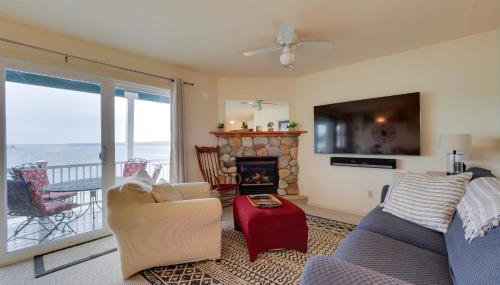 Beachfront Onekama Vacation Rental with Balcony! - Foto 2