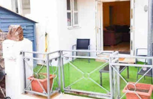 Lovely Two Bedroom Apartment, with private garden! - Photo 7