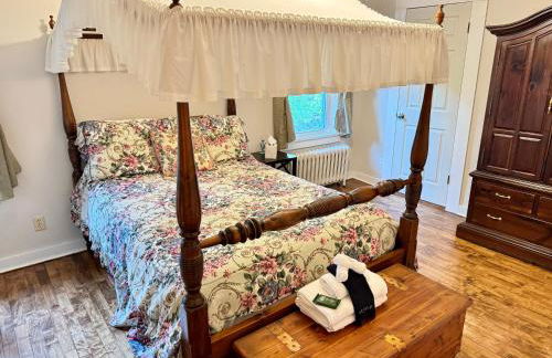 Berkshire Retreat Grand Home with Hot Tub and Large Yard, 5 mins from Jiminy Peak - Foto 14