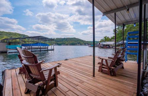 Charming Waterfront Cabin - Sleeps 10 - Photo 5