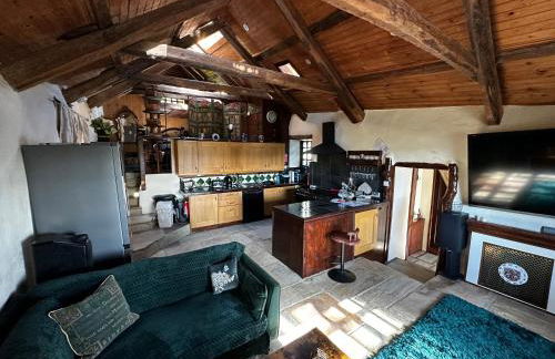 Coed Y Ddraig - themed 3 bedroom cottage, with bar & pool table - Photo 7