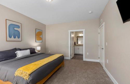 Modern 2BR 2BA New Build Condo with Garage & Patio - Foto 22