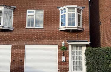 Bauhaus Inspired 2 Bedroom Townhouse Near The City Centre With Drive Parking - Foto 31