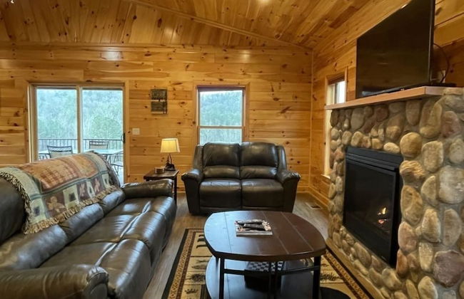 Charming cabin with an Amazing view! - pet and motorcycle friendly! 2 Bedroom Cabin by RedAwning - Foto 6