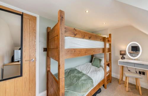 Captain's Quarters - Photo 15