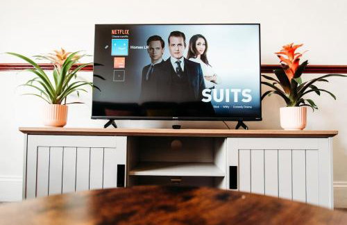 Sunny Beachside Apt with Free Parking - Foto 19