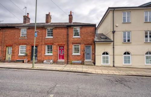 2-Bedroom Stylish & Gorgeous, Cosy Westgate Cottage Retreat, Central Winchester, Free On-Street Parking Permit, with Garden, Close to Cathedral - Sleeps 6, Pets are Welcome - by Blue Puffin Stays - Foto 39