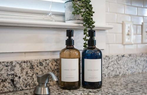 Renovated Dog Friendly Duplex Near Food & Fun Fully Fenced Yard and Private Parking - Foto 35