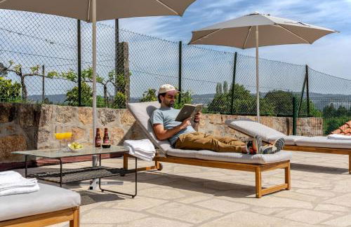 HostWise - Country Villa w/ Pool, Court & Views - Foto 3