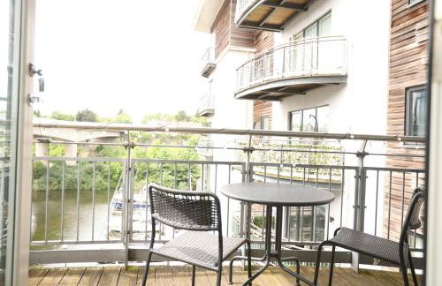 2 bedroom Apartment In Cardiff Bay with Private Parking By N And N Stays, perfect for corporate and leisure stays, long stays welcome, Scafollding currently on building, does not affect the apartment - Photo 4