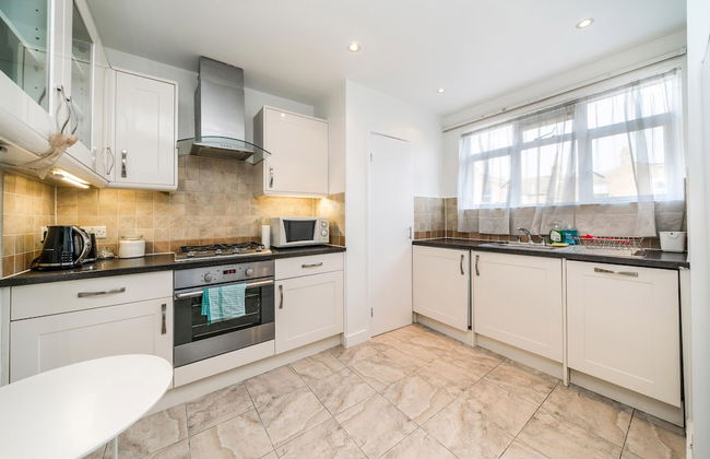 2 Bedroom Flat in Heart of Battersea near Station - Photo 12