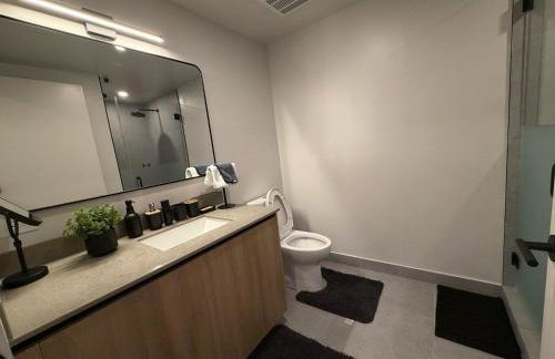 Downtown Condo with Den and Pool Access - Foto 12