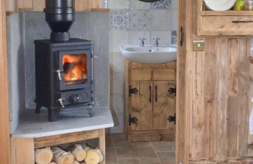 Whittlewood Shepherd's Hut in Silverstone, Cosy, Rural, Views - Photo 2