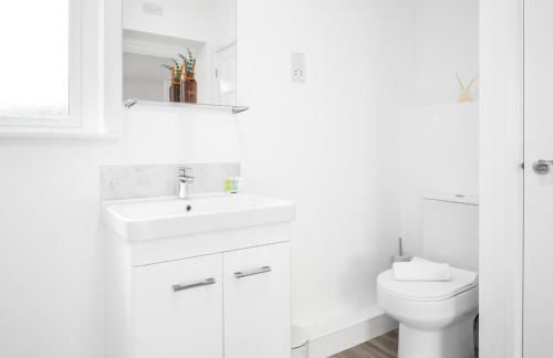 Modern 2 Bed Apartment - Parking - Smart TV - Fast Wi-Fi 27CR - Foto 29