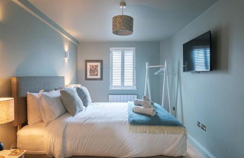 Central Whitchurch - Lowcross House Guest Bedroom 5 - Photo 2