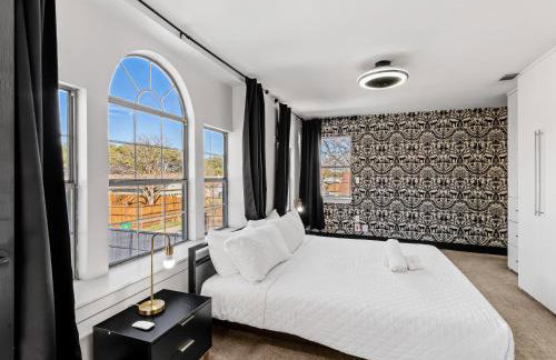 Stunning Carrollton Castle with 4 Bedrooms + Pool + Media Room - Foto 27