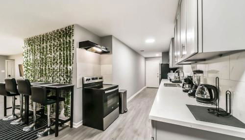 Comfy 5BR Home with Hot Tub 10min from NGR Stadium - Foto 3