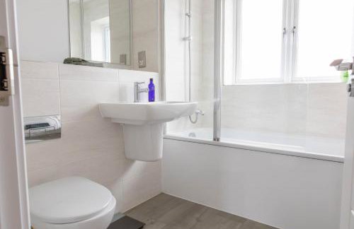 Bensons Hill - Stylish 2-Bed Home with Garden & Parking - Foto 14