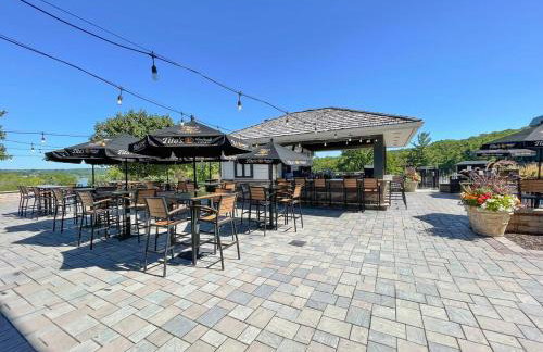 Modern Lake Geneva Condo with Year-Round Views - Foto 29