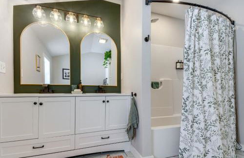 Bradford Group Getaway! Cabin with Deck and Fire Pit - Foto 17