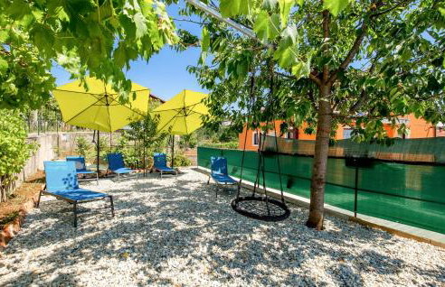 5 Bedroom Amazing Apartment In Viskovo - Photo 10