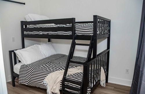 Urban Oasis - A Newly Renovated 4BR Dream - Foto 23