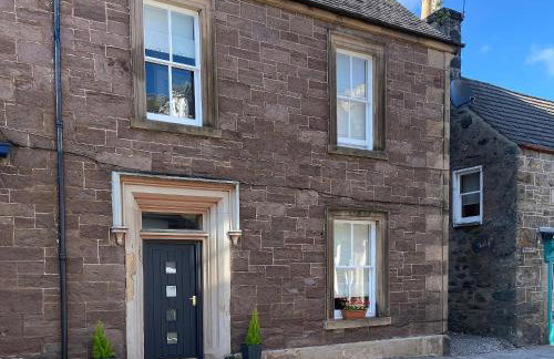 Arden House - Photo 1