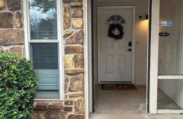 Great Edmond home, near OKC with 3 beds, Wi-fi, cold AC, and central heat, fully fenced backyard - Foto 28