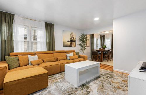 Downtown Naperville Retreat with King bed Near Riverwalk Dedicated Workspace Free Garage Parking Patio - Foto 1