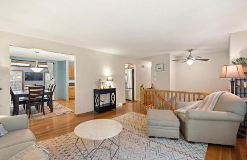 Elegant New England Home with Private Pool - Foto 3