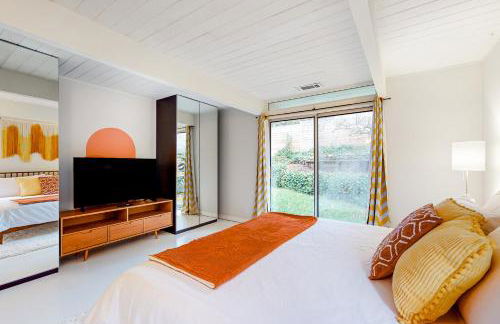 Mid-Century Marvel - Photo 11