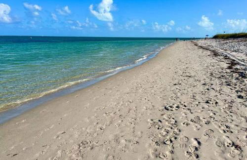 BRAND NEW! Lovely 1 Bedroom with Pool by the Beach - Foto 20