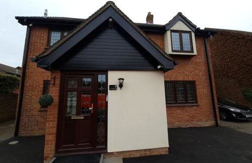 London Luxury 6 Bedroom Family House Sleeps 12 people Parking for 4 Cars Close to tube. - Foto 3