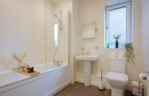 Beautiful Apartment in Central MK with Balcony, Free Parking & Smart TV with Netflix by Yoko Property - Foto 5