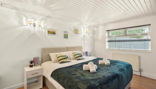 Private 2Bed-Parking & Garden-By FabAccommodation - Foto 3