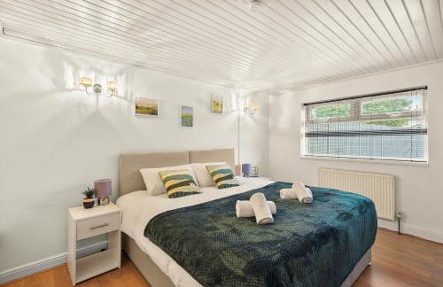 Private 2Bed-Parking & Garden-By FabAccommodation - Foto 3