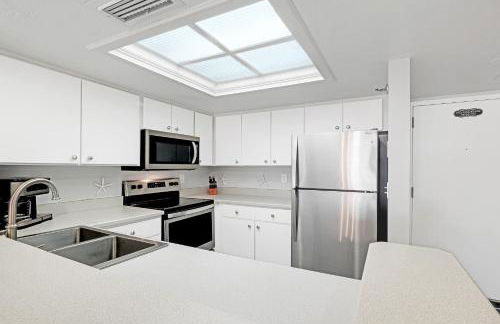 Oceanfront with great beach views from all rooms & balcony, heated pool, and garage - Photo 26