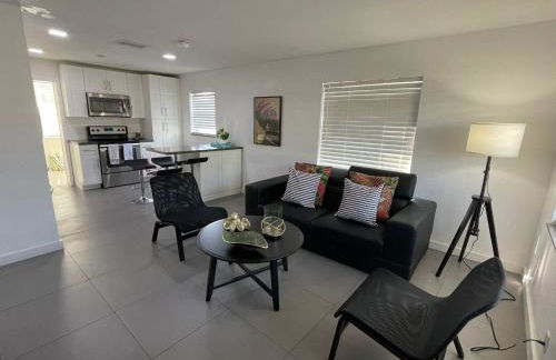 Stylish Pool Home - Photo 28