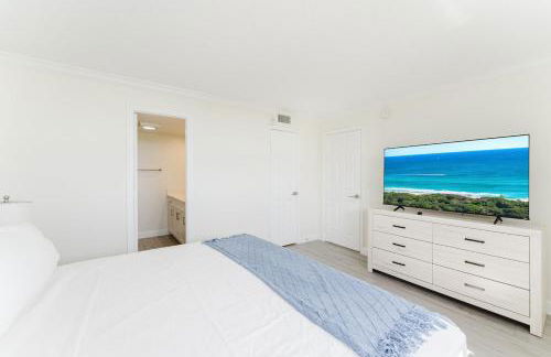 Modern Two Bedroom Suite with 2 King Beds Pool and Steps from the Beach - Foto 29