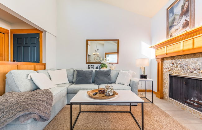 Coastal Chic Beach Condo by Avantstay Balcony - Photo 13