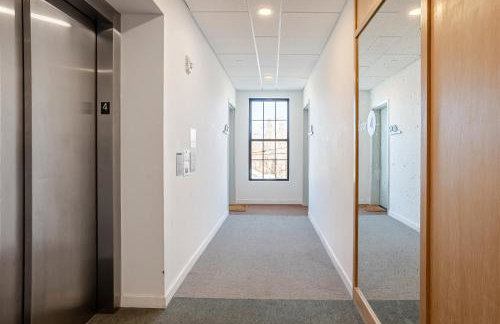 Modern & Spacious 2BR Apartment with Gym & Parking - Photo 33