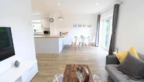 Detached Bungalow - Sleeps 8 - Free Parking, Fast Wifi, Smart TV and Garden by Yoko Property - Foto 4