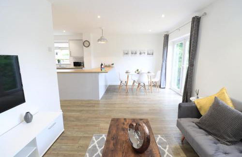 Detached Bungalow - Sleeps 8 - Free Parking, Fast Wifi, Smart TV and Garden by Yoko Property - Photo 4